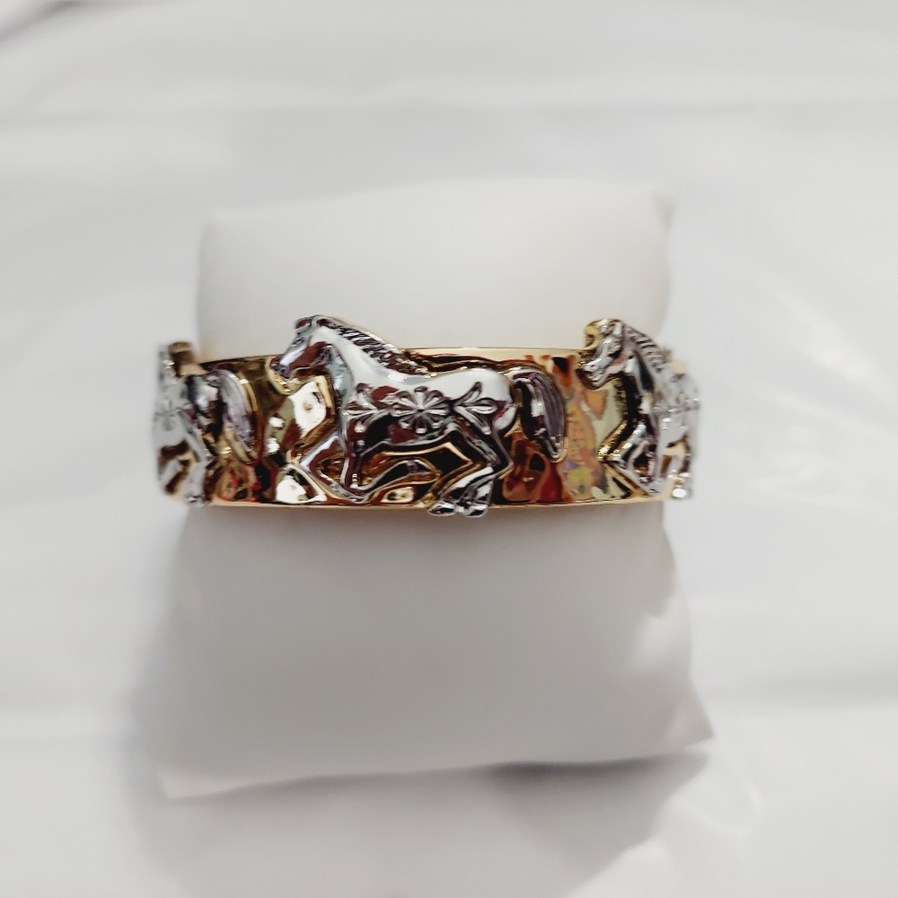 NWT Piper K Silver And Gold Bangle Bracelet With Horses - Picture 4 of 8